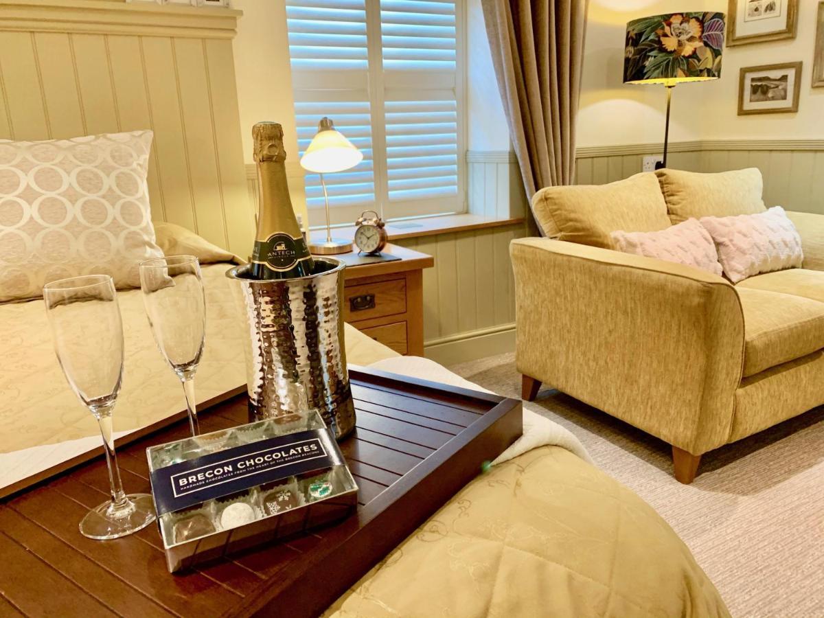 Hotel The Coach House Brecon Esterno foto